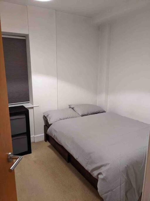 Beautiful 2 Bed Apt In Grand Canal Apartment