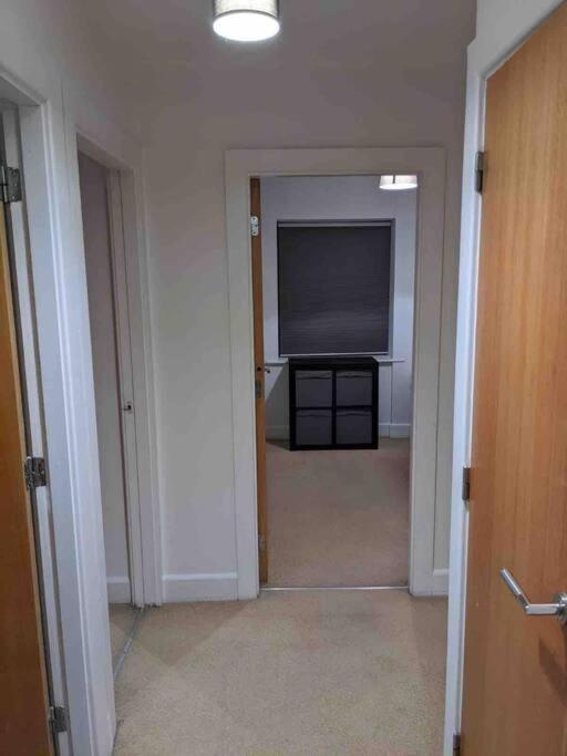 Beautiful 2 Bed Apt In Grand Canal Apartment *