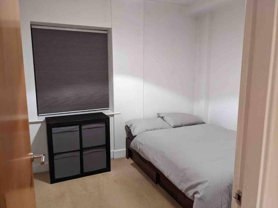 Beautiful 2 Bed Apt In Grand Canal Apartment